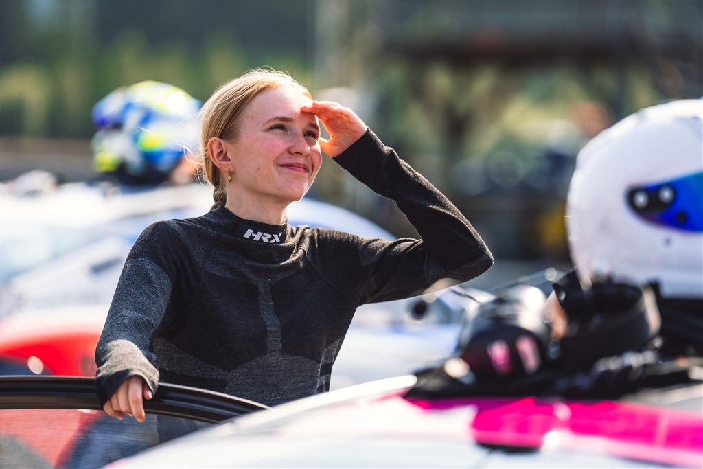 Lærke Rønn har blikket solidt rettet mod næste skridt i sin karriere, hvor hun i den nye sæson skal deltage i Porsche Carrera Cup Scandinavia.
(Foto: A1 Work)